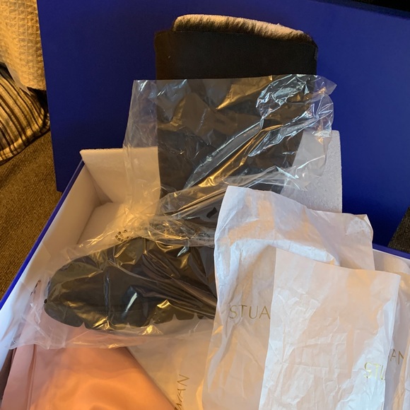 Authentic STUART WEITZMAN SOFT Genuine Shearling 10"H cozy boots - Picture 9 of 15